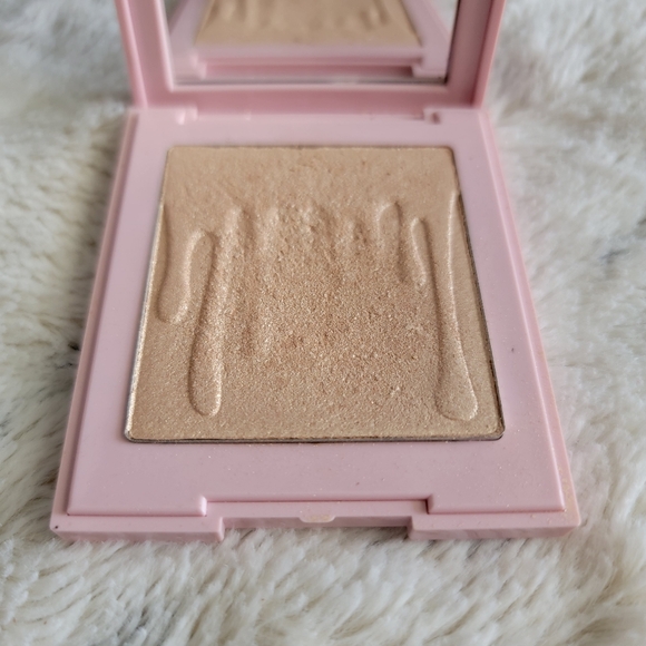 Sunday Brunch Pressed Powder Highlighter - Kylie Cosmetics - Picture 5 of 13